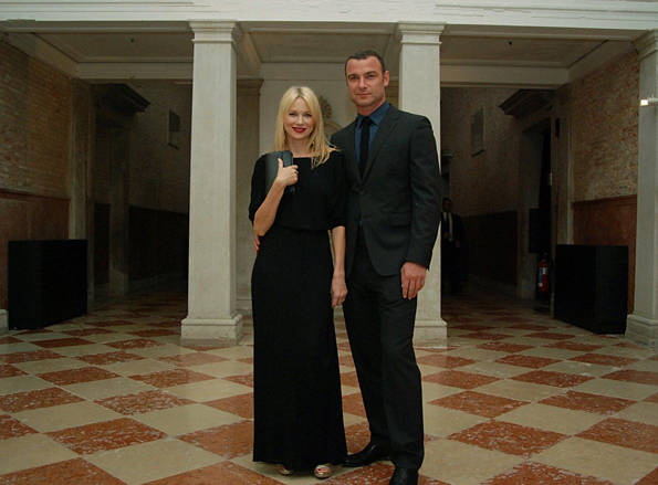 Naomi Watts de Prada con su marido el actor y director Liev Schreiber de Prada