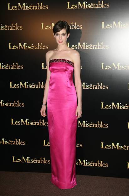 Anne Hathaway vestida de Prada en la premier de 