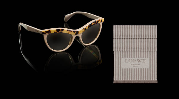 Gafas de Dior y bufanda de Loewe