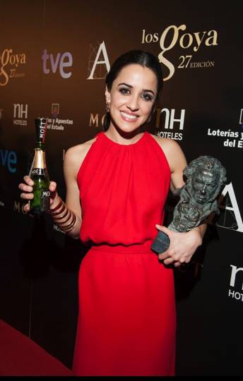 Macarena García de Dior con su premio Goya