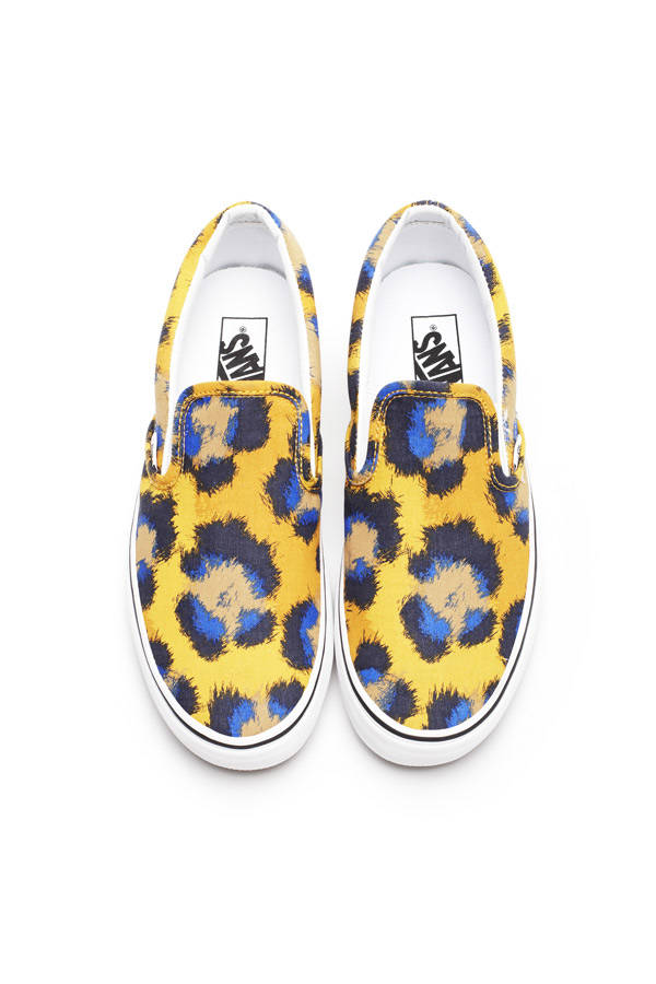 Slip on en tonos amarillo y azul