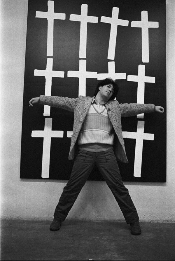 Almodóvar y cruces. De la serie “La noche se mueve”, 1982. Fotografía s/papel