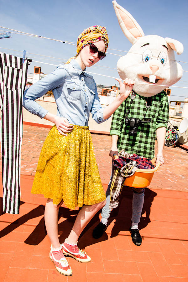 Pañuelo de Mona de Seda Camisa de MNG Falda de Agatha Ruiz de la Prada Calcetines de Topshop Zapatos de Bershka