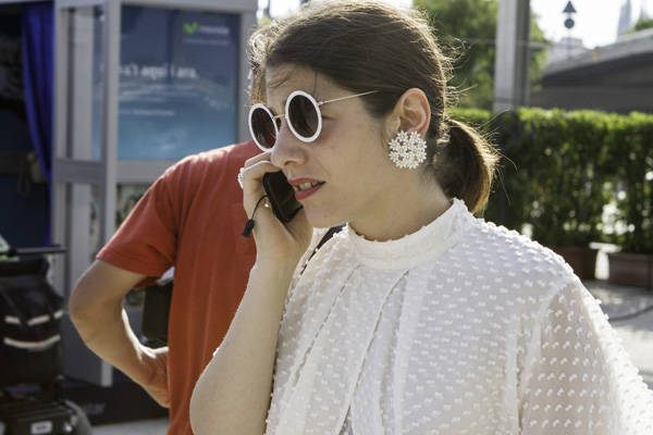 Total look en blanco, el color del verano, gafas y pendientes incluidos.