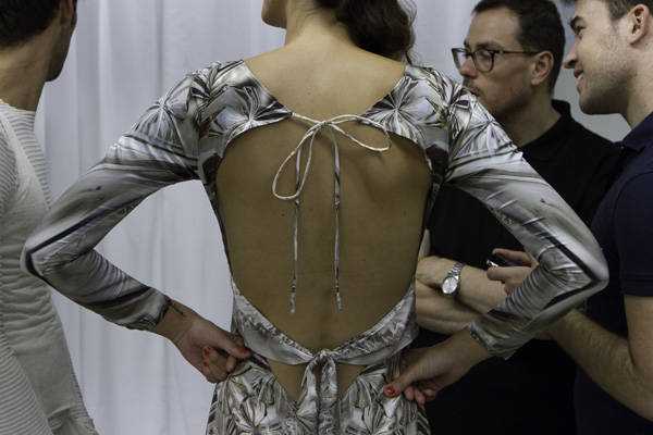 Detalle de la espalda de un vestido de Celia Vela, antes de la salida de la modelo.