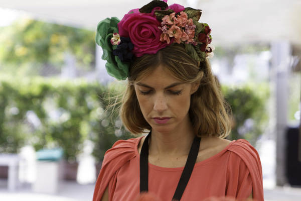 La periodista Patricia Sañés con un tocado-diadema de flores, otro de los complementos que están triunfando esta temporada estival.