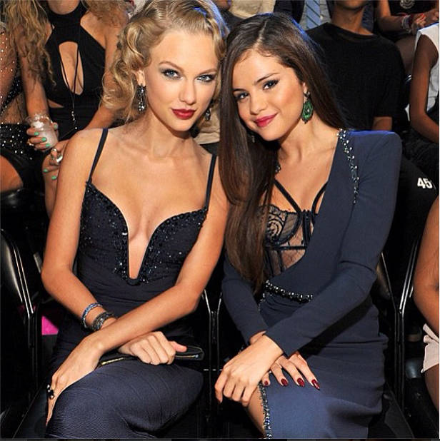 Selena y Taylor durante los VMA