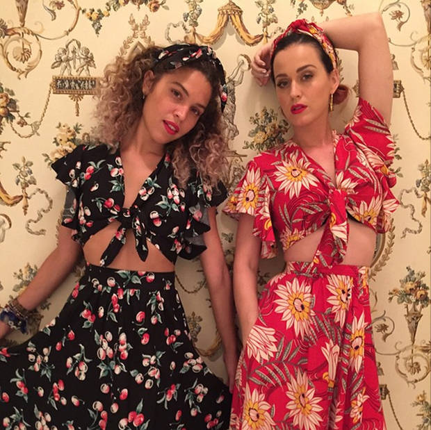 Katy Perry destella su look vintage con diadema de estampado floral . Imagen @katyperry