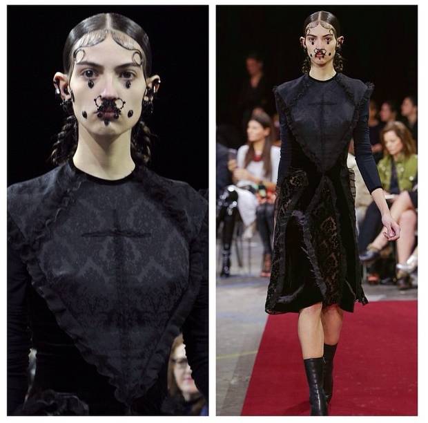 El ritual, el misterio y ese aire neogótico que caracteriza a Riccardo Tisci cristaliza en forma de aplicaciones por todo el rostro, en su propuesta para Givenchy otoño/invierno 2015. Instagram @givenchy