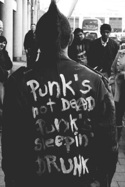 Las laboriosas crestas de los punk revelan su entrega