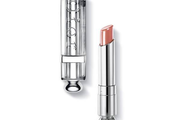 Si eres fan de Dior Addict Lipstick, sabrás que acaba de renovar su fórmula -y que Jennifer Lawrence acaba de ser nombrada imagen-. Contiene un 25% menos de cera que otras barras de labios y tiene un efecto hidratante y un acabado espejo que te encantará. 