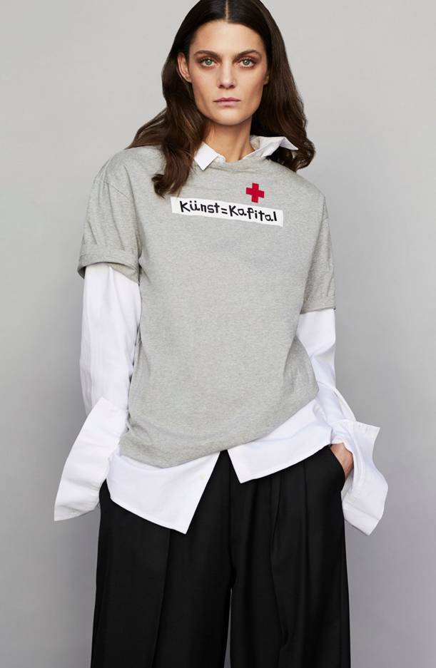La modelo Marina Pérez con camiseta de la colección cápsula