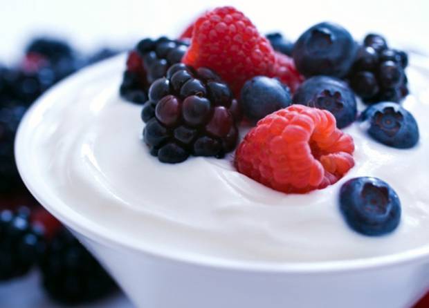 desayuno Yogurt natural con frutos rojos