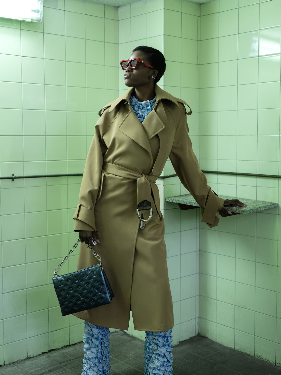 Louis Vuitton SS23 juega con la escala para explorar la feminidad