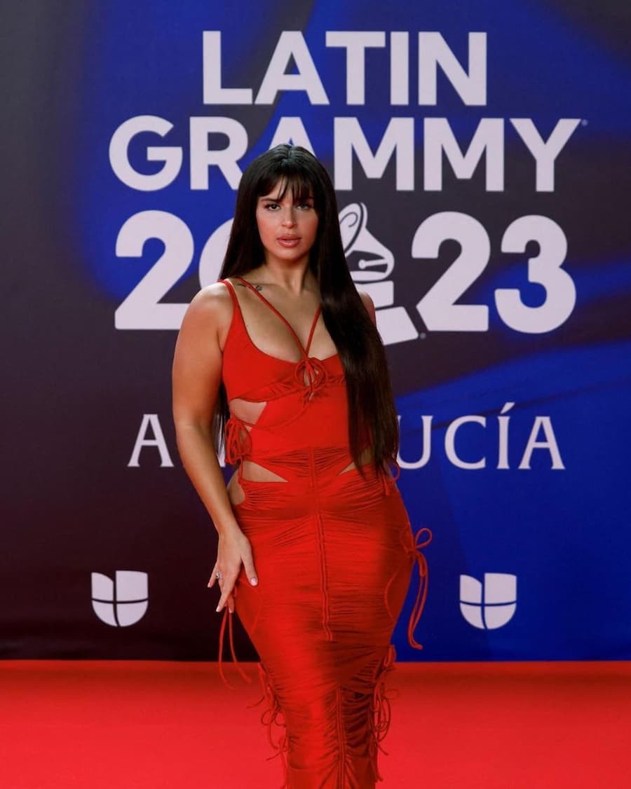 Nathy Peluso vestida de Balenciaga en los Grammy latinos