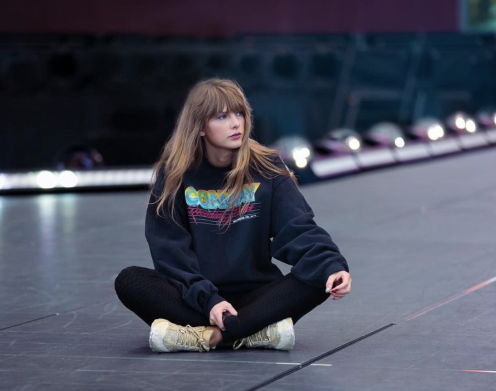 Taylor Swift con sudadera, leggings y zapatillas
