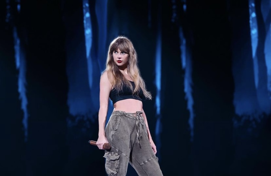 Taylor Swift con pantalones cargo