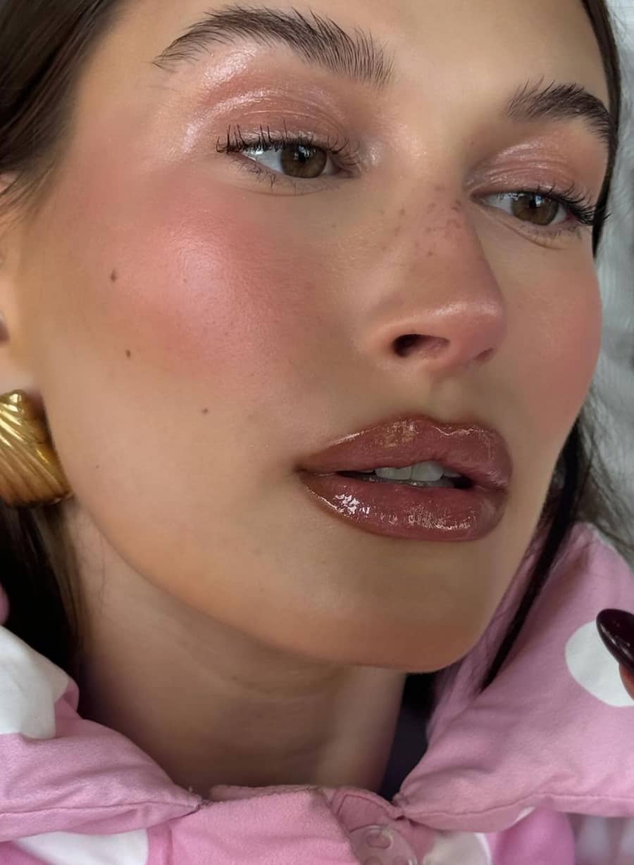 Hailey Biber con espresso lips