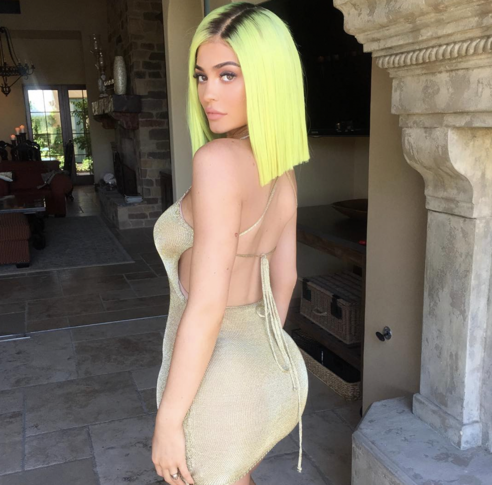 King Kylie con el pelo verde