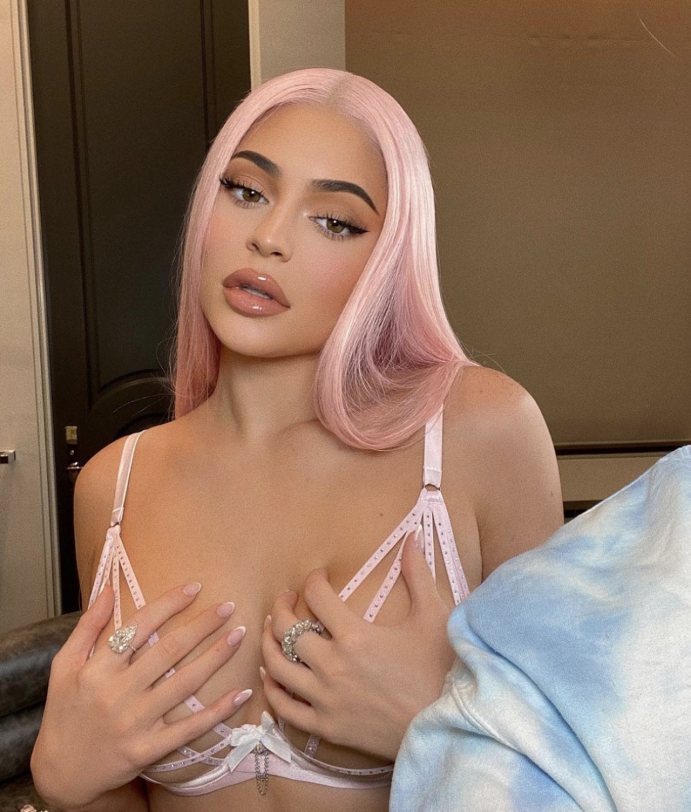 Kylie Jenner con el pelo rosa