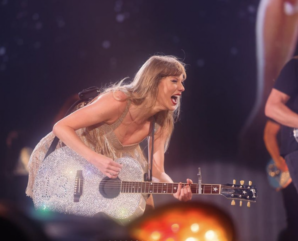 Taylor Swift en su concierto con estética cowboy