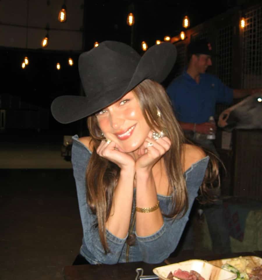 Bella Hadid con sombrero cowboy