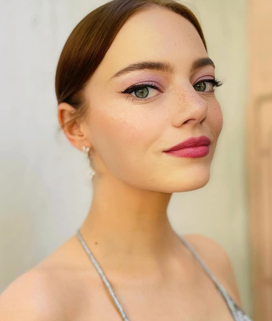 Emma Stone con maquillaje con pecas