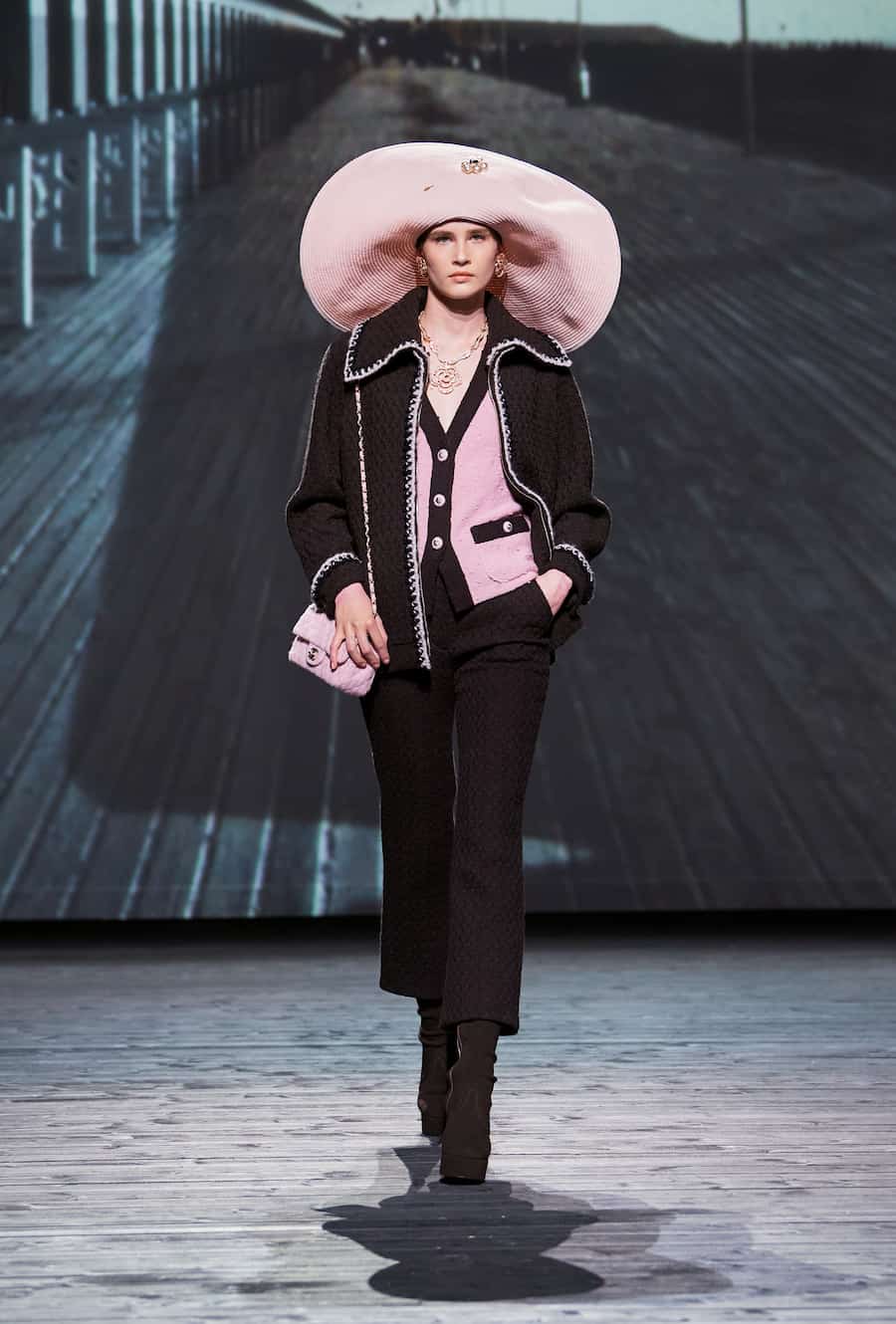 Grandes sombreros en Chanel