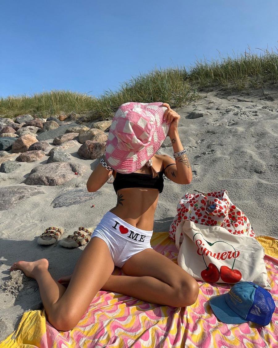 Anna Winck con bolsa de playa