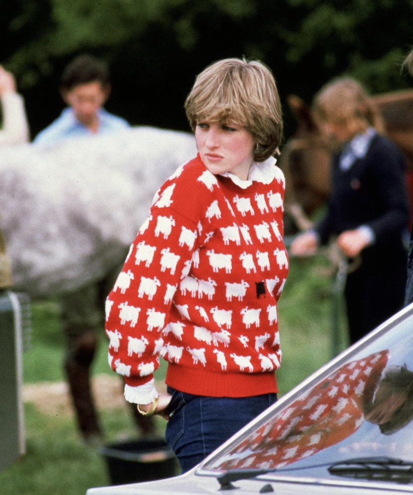 Lady Di con su icónico jersey rojo con estampado de ovejas blancas (y una negra)