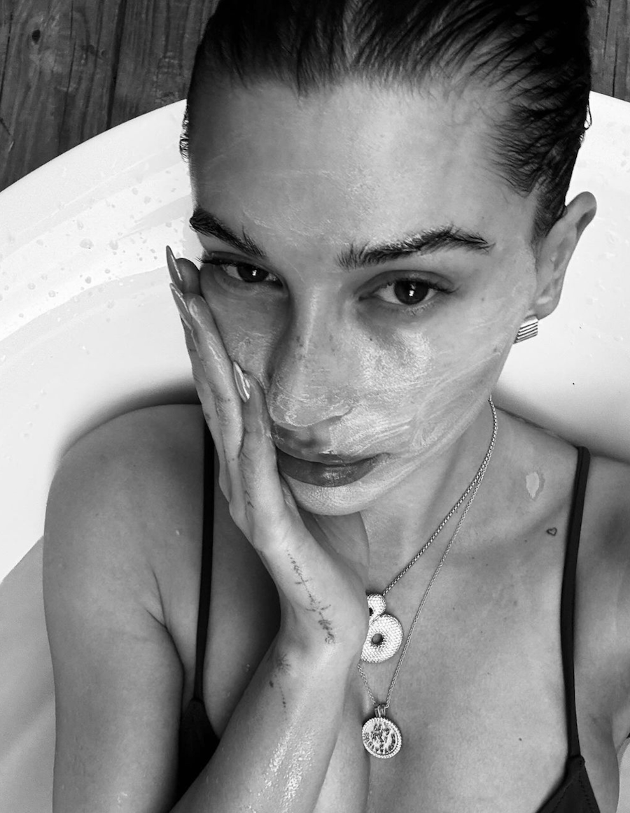 Hailey Bieber con mascarilla