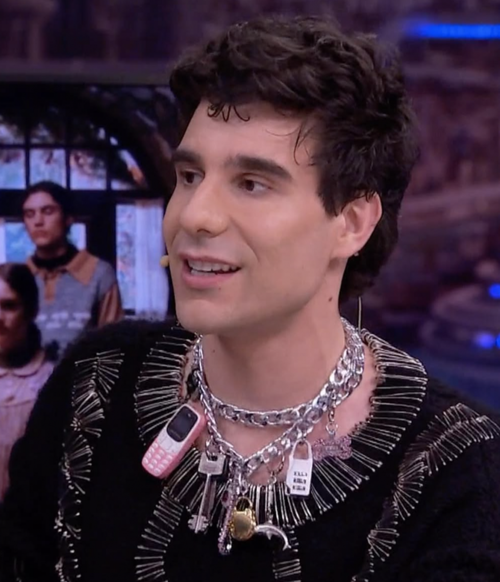 Javi Calvo con collar con charms de Jane Bardot