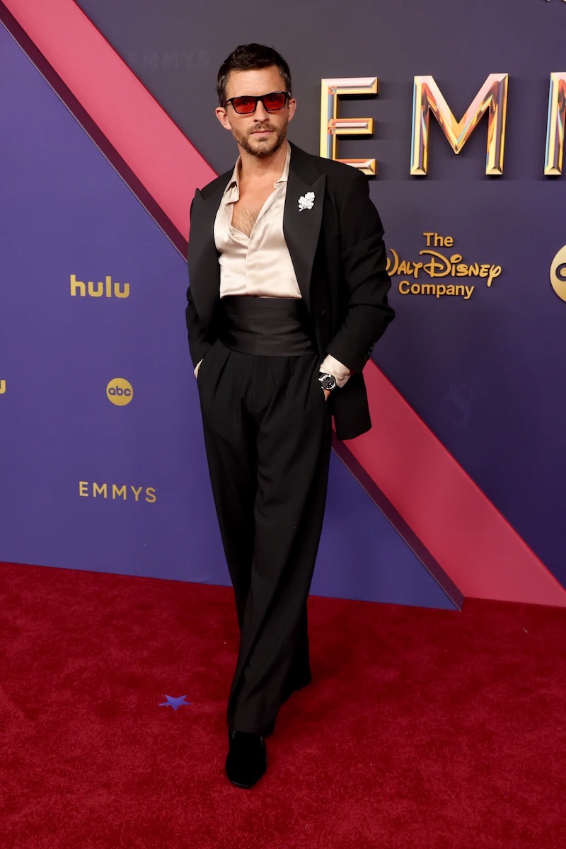 Jonathan Bailey en la red carpet de los Emmy 2024