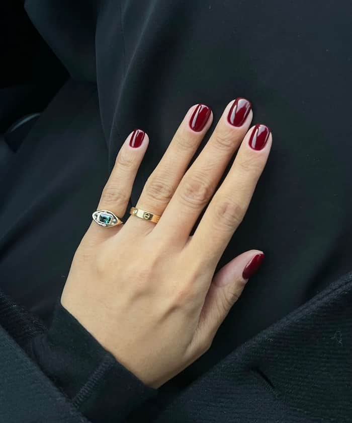 Manicura burgundy tendencia