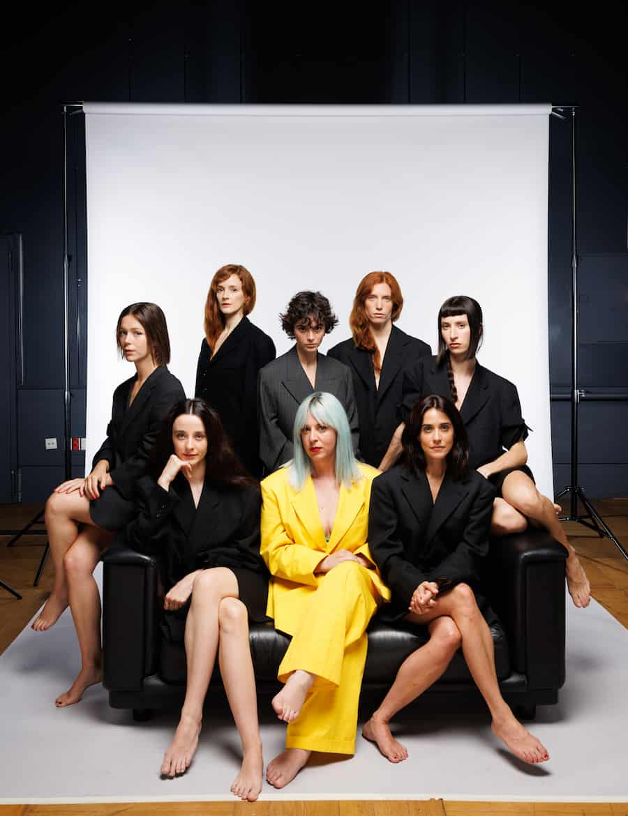 Elenco y directora de Juana de Arco. De izq a derecha: Georgina Amorós, Lucía Juárez, Ana Polvorosa, Marta Pazos, Joana Vilapuig, Bea de Paz, Macarena García y Katalin Arana ©Carlos Luque vía Nave 10 Matadero