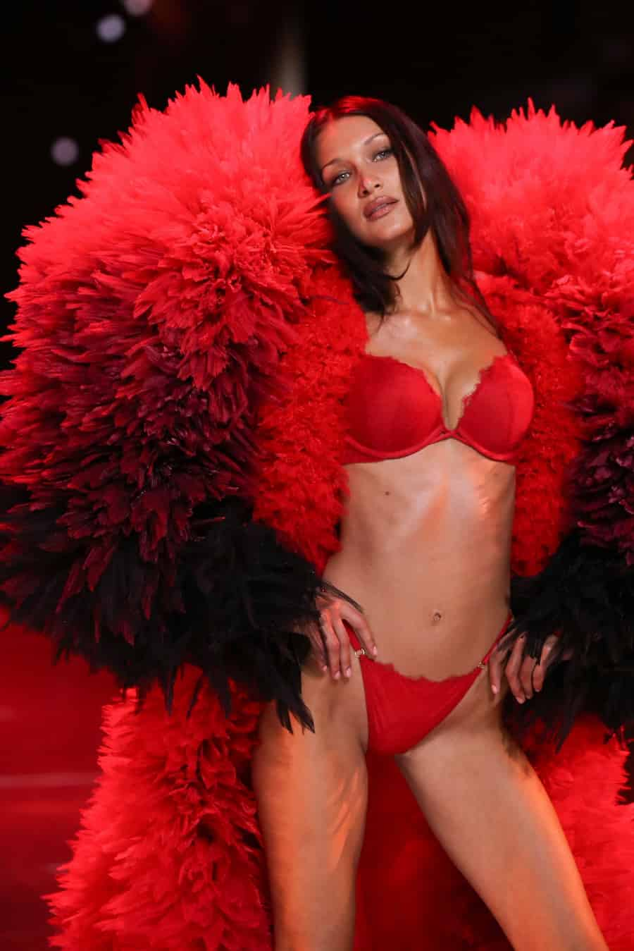 Bella Hadid cerrando el VSFW 2024