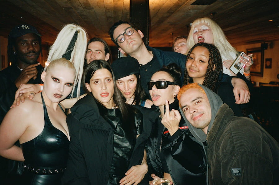  Pinkpantheress junto a Cobrah, Arca, Sega Bodega,Caroline Polachek, Charli XCX, Blood Orange y Yeule