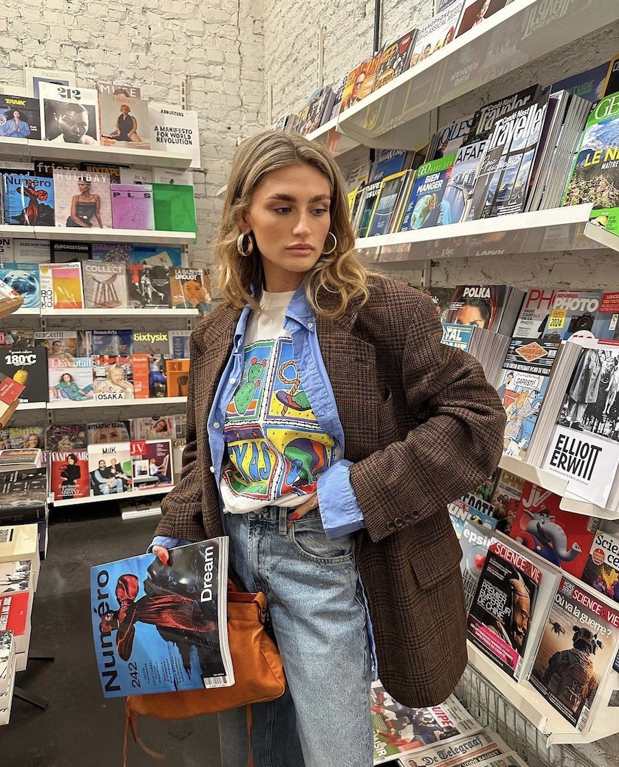 Camisa azul con graphic tee y blazer de cuadros