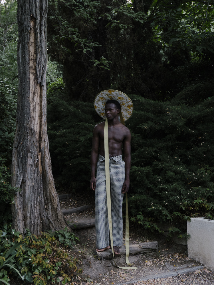 Corset de Tamara Press, pantalón de Paco Benavente, pamela de Encarna Roig 