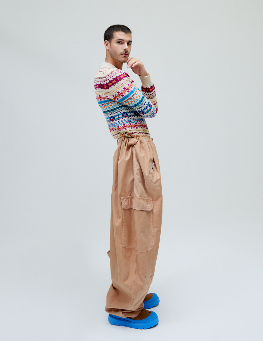 Álvaro Mel con jersey y pantalón de LOEWE, zapatos Tasman Weather Hybrid de UGG