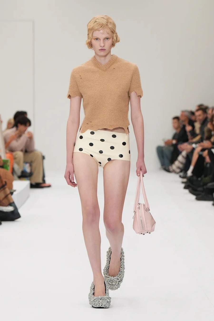 Desfile Acne Studios SS25 polka dots