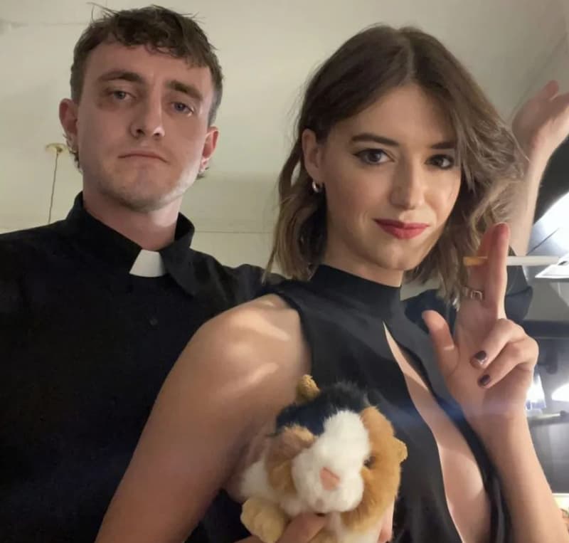 Paul y Daisy Halloween de «Fleabag» y de Hot Priest. 