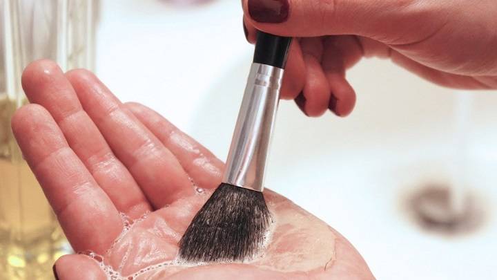 Cómo limpiar las brochas de maquillaje de forma correcta
