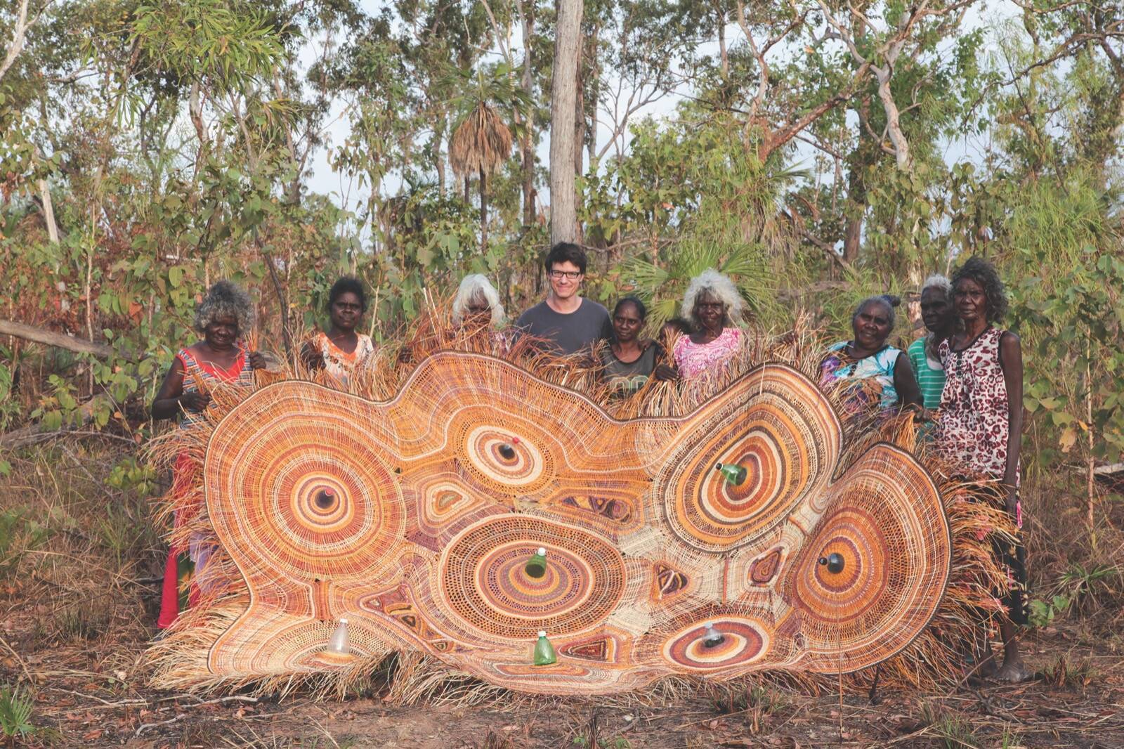 Álvaro Catalán de Ocón junto a un grupo de artesanos aborígenes de Australia en 2016