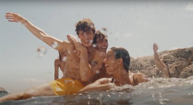 Imagen: Fotograma del videoclip 'Summer Of Love', de Shawn Mendes, y Tainy. YouTube