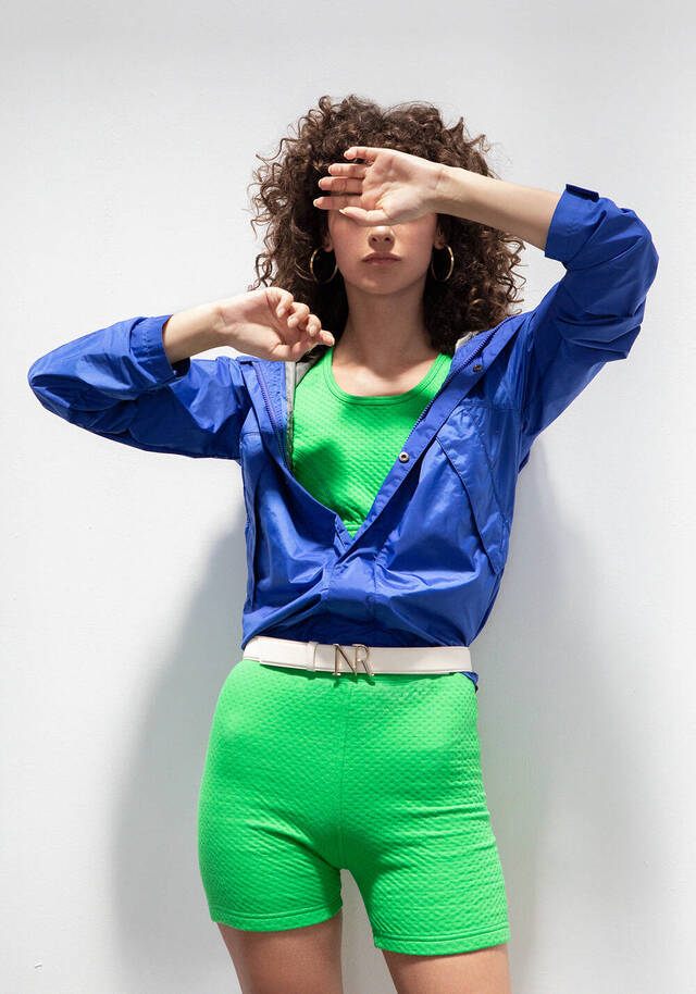 Top y shorts de American Vintage, chaqueta de Aspesi, cinturón de Nina Ricci y pendientes de Ylla Concept