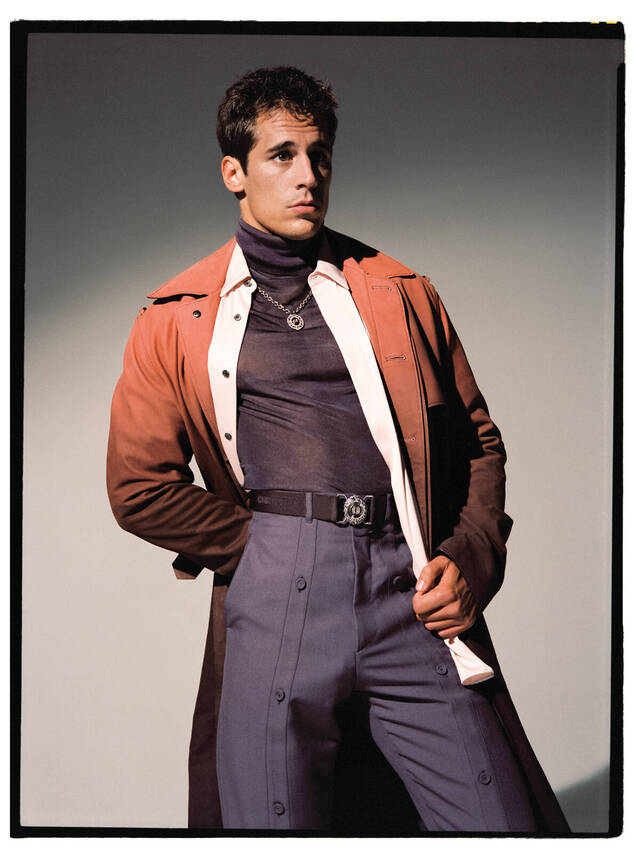 Imagen: Martiño Rivas x Juankr. Abrigo de piel de becerro en degrade, suéter de cuello vuelto y  pantalón gris de lana. Todo de Dior Men 