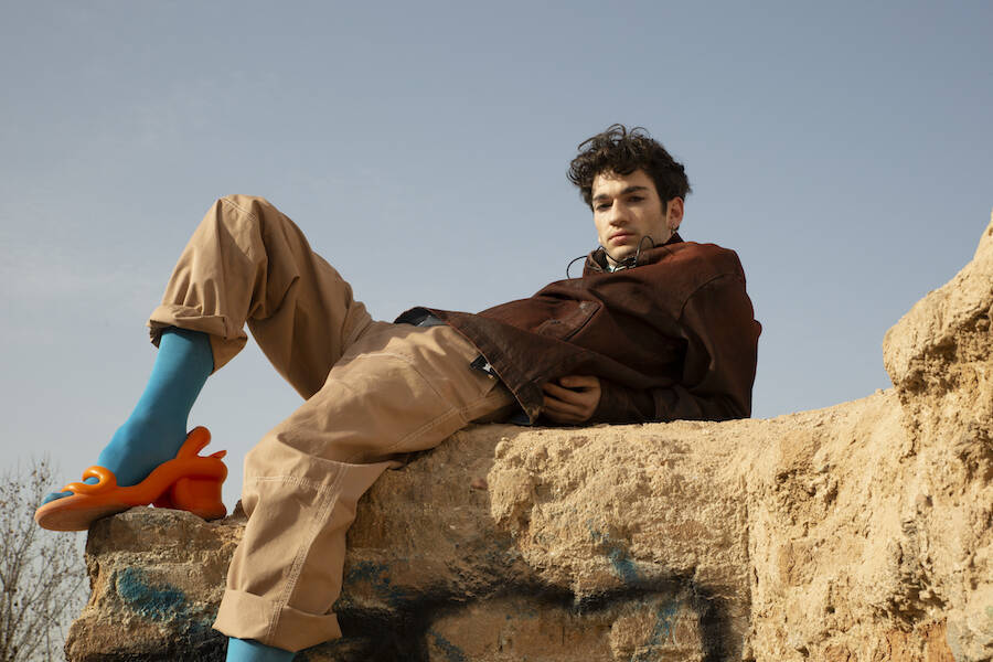 Imagen: El actor Jorge Motos x Guille Sola con pull de SHOOP CLOTHING, camisa de GANT, pantalón de JUST CAVALLI y sandalias de CAMPER 