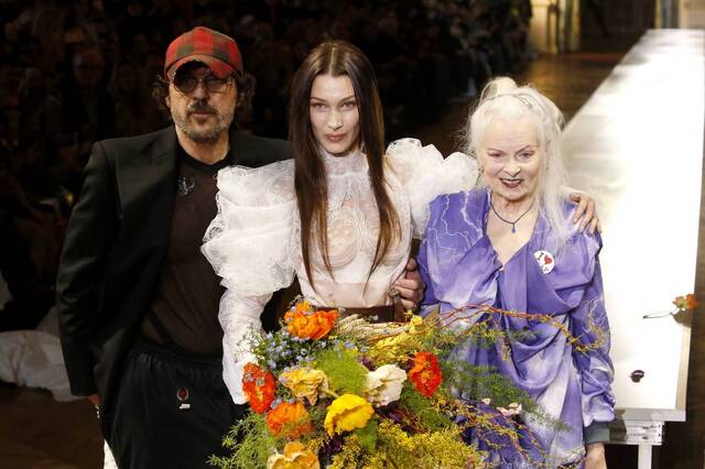 Imagen: Vivienne Westwood junto a Bella Hadid y Andreas Kronthaler en la París Fashion Week 2020. Cortesía de la firma