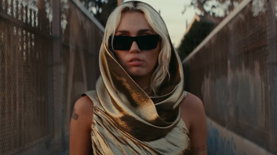 Miley Cyrus en el videoclip de su último single ‘Flowers’ vestida con un vestido vintage de Yves Saint Laurent. Youtube. 